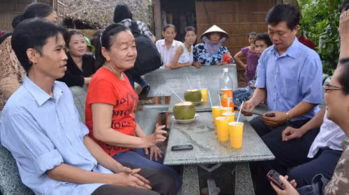 Vợ chồng chị Phượng trở về quê Giồng Trôm (Bến Tre) chiều 4-10 thăm bà con, hàng xóm trước khi đi trị bệnh - Ảnh: Viễn Sự Vợ chồng chị Phượng trở về quê Giồng Trôm (Bến Tre) chiều 4-10 thăm bà con, hàng xóm trước khi đi trị bệnh - Ảnh: Viễn Sự