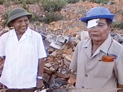 Ông Tiệp và ông Tám Hiền (mặc áo trắng) trên núi Tàu năm 1994 (ảnh chụp lại từ video) Ông Tiệp và ông Tám Hiền (mặc áo trắng) trên núi Tàu năm 1994 (ảnh chụp lại từ video)