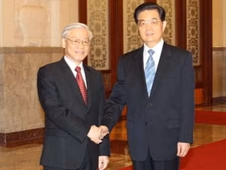 Tổng Bí thư, Chủ tịch nước Hồ Cẩm Đào đón Tổng Bí thư Nguyễn Phú Trọng. (Ảnh: Trí Dũng/TTXVN)
