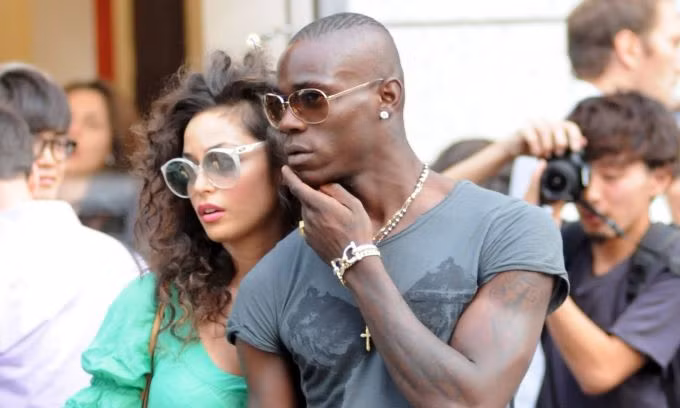 'Ngựa chứng' Balotelli tháp tùng bồ cũ Ronaldo đi mua sắm ảnh 8