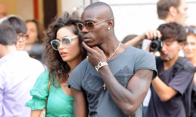 'Ngựa chứng' Balotelli tháp tùng bồ cũ Ronaldo đi mua sắm ảnh 2