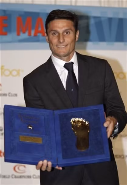 Giggs, Zanetti, Gullit xắn quần 'khoe' chân ở Monaco ảnh 8