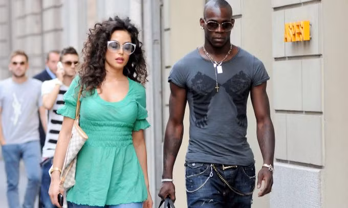 'Ngựa chứng' Balotelli tháp tùng bồ cũ Ronaldo đi mua sắm ảnh 6