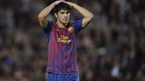 Góc ảnh: Villa ôm đầu, Messi sút trượt 11m, Pep cúi mặt ảnh 10