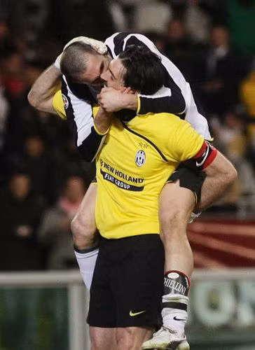 - …Buffon cũng làm điều tương tự với một đồng đội khác là Giorgio Chiellini ở Serie A...