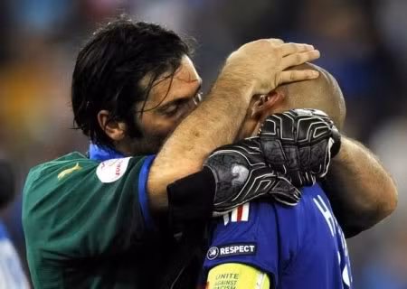 - ... và anh cũng không tha cho đối thủ Thierry Henry khi tuyển Ý gặp Pháp ở Euro 2008.