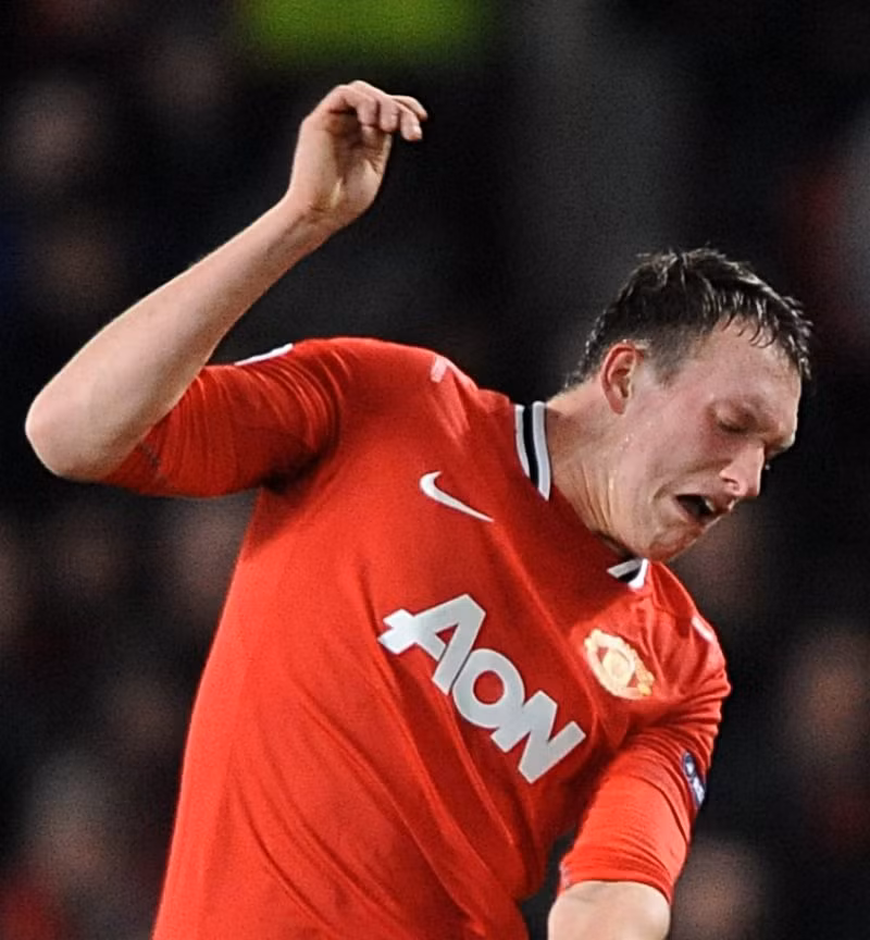 Phil Jones - một chiến binh thực thụ trên sân cỏ. Phil Jones - một chiến binh thực thụ trên sân cỏ.