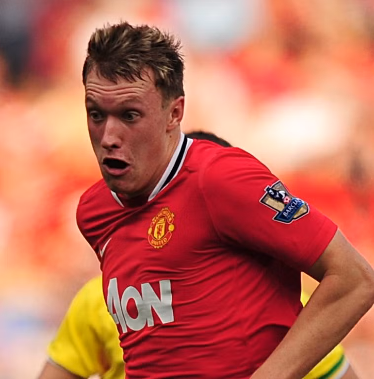 Với tài năng đó, Jones đã được lọt vào mắt xanh HLV lão làng Alex Ferguson. Và không ngạc nhiên khi Jones chính là bản hợp đồng đầu tiên mà BLĐ MU đưa về sân Old Trafford mùa hè qua. Với tài năng đó, Jones đã được lọt vào mắt xanh HLV lão làng Alex Ferguson. Và không ngạc nhiên khi Jones chính là bản hợp đồng đầu tiên mà BLĐ MU đưa về sân Old Trafford mùa hè qua.