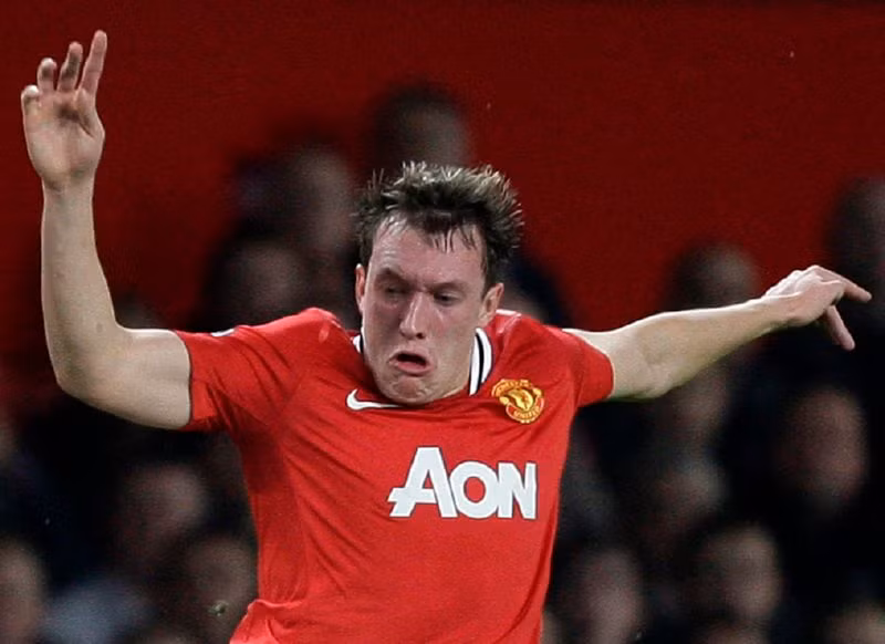 Phil Jones - một chiến binh thực thụ trên sân cỏ. Phil Jones - một chiến binh thực thụ trên sân cỏ.