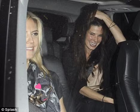 Sandra Bullock dường như đã giúp cho người bạn Heidi Klum có một buổi tối thoải mái. Họ bị bắt gặp sau khi rời một nhà hàng tại Beverly Hills. Heidi đã nở nụ cười rất thoải mái và tự nhiên - điều ít gặp sau khi cuộc hôn nhân của cô đổ vỡ.