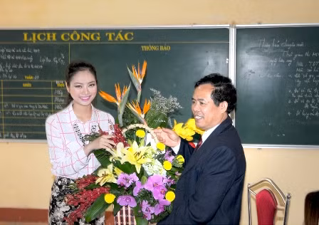 Và tặng nhà trường một lẵng hoa