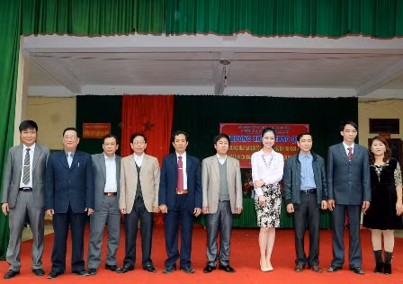 Ngọc Anh chụp ảnh kỉ niệm với các thầy cô giáo