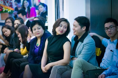 Tuy nhiên sau đó cả hai lại khá thoải mái khi thể hiện những cử chị âu yếm, ánh mắt tình tứ