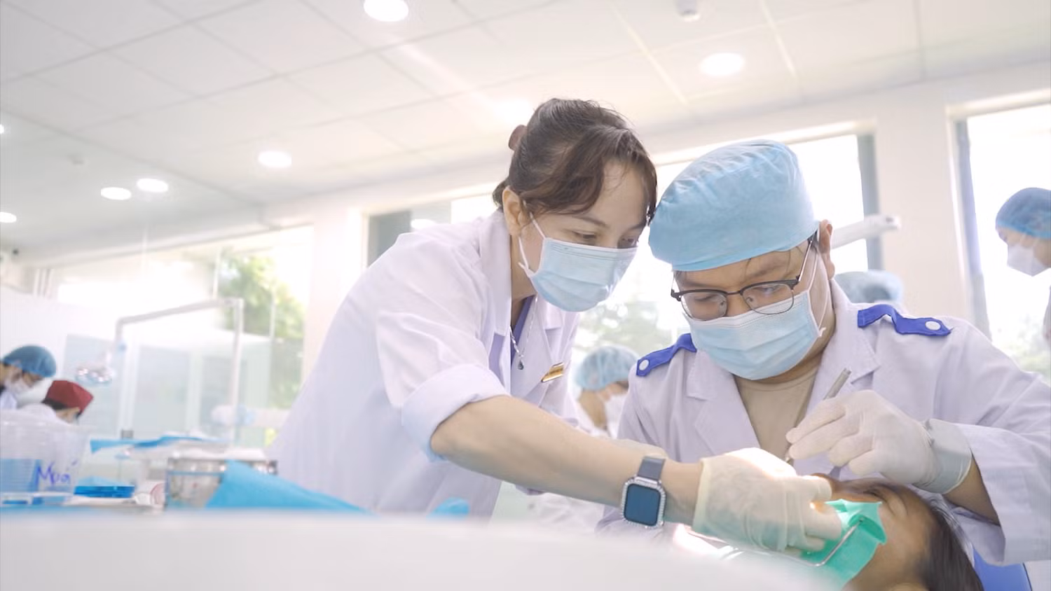 Hoạt động khám Răng Hàm Mặt bên trong phòng khám (ảnh: HIU)