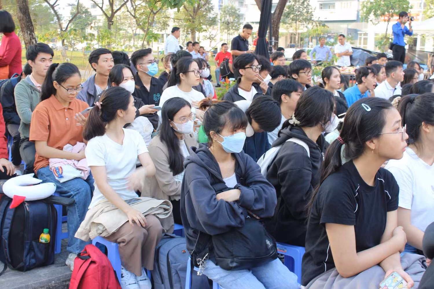 Sinh viên và cán bộ, giảng viên có hoàn cảnh khó khăn được tham gia chương trình "Hành trình mùa xuân" (ảnh: V.D)