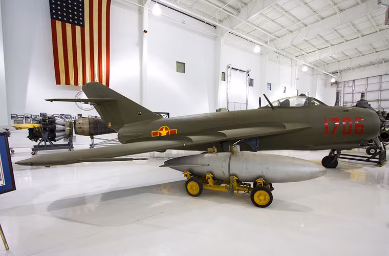 Ngoài chiếc MiG-17 trên tàu USS Intrepid, khắp các bảo tàng Mỹ cũng trưng bày nhiều chiếc MiG-17 sơn phù hiệu Không quân Nhân dân Việt Nam, với màu sắc khác nhau. Tuy nhiên, những màu này thường không chính xác với màu ngụy trang mà không quân ta sơn cho MiG-17.