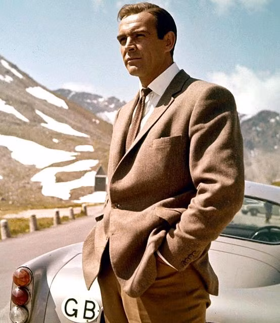 Sean Connery đứng vị trí thứ 6 từng vào vai James Bond những năm 1962 - 1967, 1971 và 1983 với các tựa phim như Dr. No, From Russia With Love, Goldfinger, Thunderball, Your Only Live Twice và Dianmonds Are Forever.