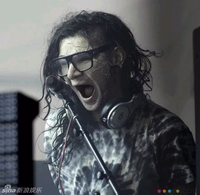 Nam ca sĩ nhạc điện tử kiêm nhạc sĩ người Mỹ Skrillex, bạn trai của ca sĩ người Anh Elena Goulding.