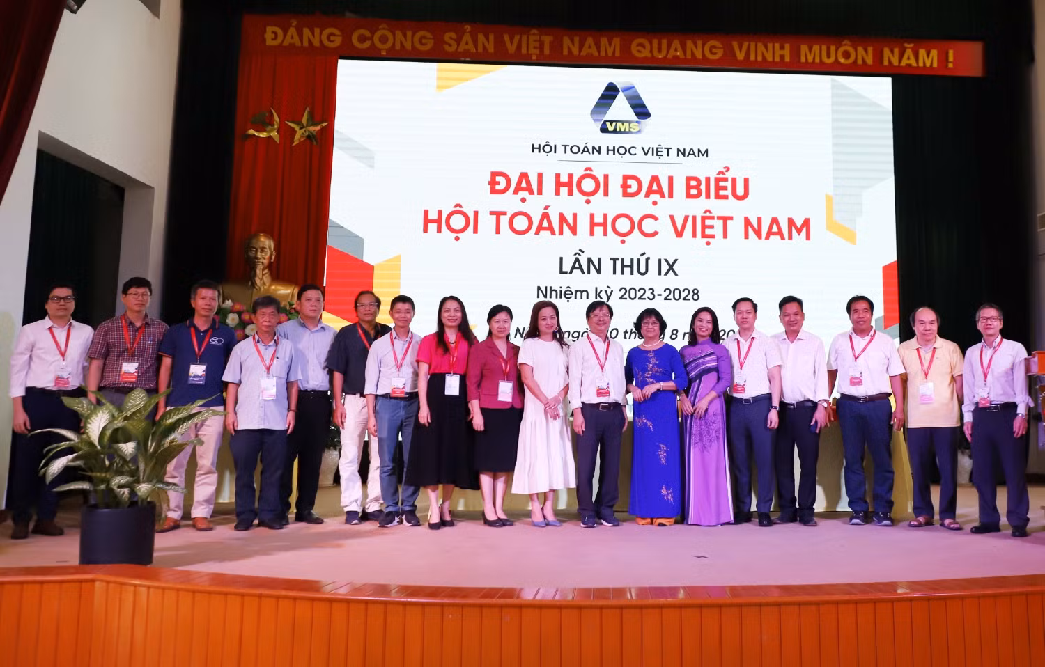 Ban chấp hành Hội Toán học Việt Nam, nhiệm kỳ 2023-2028 ra mắt tại đại hội. Ảnh: ued.udn.vn