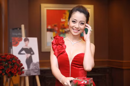 Thường xuyên khoe vòng một táo bạo nhưng thời trang của Jennifer Phạm không gây phản cảm