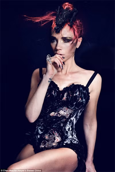 Victoria Beckham khoe thân gầy nhẳng trên tạp chí thời trang danh tiếng Harper's Bazaar tháng 5/2012. Victoria Beckham khoe thân gầy nhẳng trên tạp chí thời trang danh tiếng Harper's Bazaar tháng 5/2012.