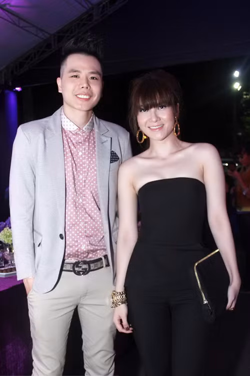 4. Trịnh Thăng Bình - Yến Nhi Yêu nhau khá lâu nhưng mãi mới đây, trịnh Thanh Bình và Yến Nhi mới công khai tình cảm. Từ đó, cặp đôi thường xuyên xuất hiện cùng nhau tại các sự kiện giải trí với những trang phục không chê vào đâu được. Một Yến Nhi luôn sexy, gợi cảm thật đẹp đôi bên Trinh Thăng Bình luôn chỉn chu với áo sơ mi được là phẳng phiu.