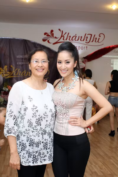 Trong tiệc sinh nhật của mình (22/3) vừa qua, 'nữ hoàng dancesport' Khánh Thy đã rất hạnh phúc khi có hàng trăm học sinh cùng phụ huynh, bạn bè, đồng nghiệp tới chúc mừng. Cô buộc tóc cao, trang điểm nhẹ nhàng, mặc chiếc áo quây và quần leggings đen, tạo điểm nhấn với vòng cổ độc đáo. Với những bạn gái vai ngang, to, thô hay cánh tay gầy gò, áo quây không phải lựa chọn hợp lý nhưng nếu biết cách đánh lạc hướng sự chú ý của người đối diện bằng phụ kiện 'bắt mắt', bạn vẫn có thể diện.