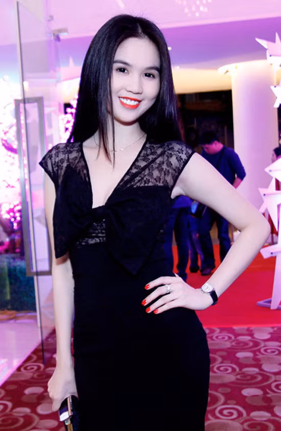 Sở hữu lợi thế làn da trắng sữa nên "Nữ hoàng nội y" Ngọc Trinh vô cùng nổi bật khi mặc váy đen.