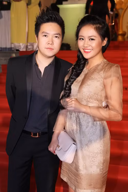 1. Lê Hiếu - Văn Mai Hương Vào Sài Gòn lập nghiệp chưa được bao lâu, nữ ca sĩ của cuộc thi Vietnam Idol đã xuất hiện tin đồn với "công tử hát tình ca" Lê Hiếu. Lúc đầu, nhiều người nghĩ rằng đây là một chiêu trò nhằm PR bản thân của cặp đôi. Tuy nhiên, theo thời gian, cả hai đã chứng mình cho mọi người thấy họ đến với nhau bằng tình cảm chân thành. Không chỉ ăn ý trong cuộc sống, Lê Hiếu và Văn Mai Hương còn có thời trang khá "hợp rơ" với nhau. Chính vì thế, mỗi khi xuất hiện cùng nhau, cặp đôi luôn gây chú ý.