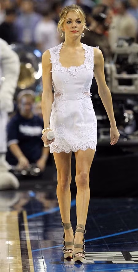 LeAnn Rimes gây sốc cho mọi người khi giảm cân quá mức kiến đôi chân của cô nhìn như hai ống nứa và cơ thể gầy gò, thiếu sức sống. LeAnn Rimes gây sốc cho mọi người khi giảm cân quá mức kiến đôi chân của cô nhìn như hai ống nứa và cơ thể gầy gò, thiếu sức sống.