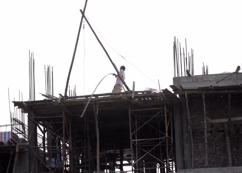 Các công trình xây dựng vẫn là nơi nguy hiểm hơn cả với những cảnh leo trèo hết hồn trên cả chục tầng cao vút.