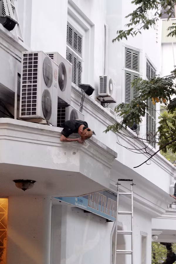 Không có bất kì một thiết bị bảo hiểm nào hết cho những người làm thuê như thế này