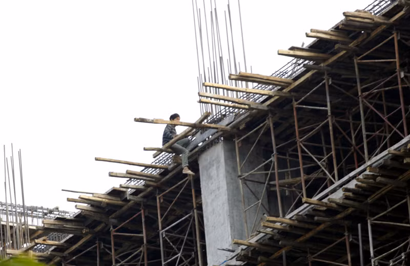 Chỉ cẩn sơ sảy một chút người thợ này sẽ mất mạng...
