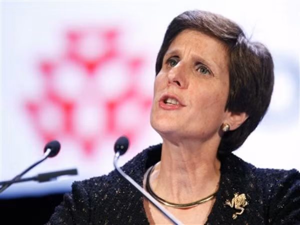 3. Irene Rosenfeld Công ty: Kraft Foods Giá trị công ty: 71,412 tỷ USD Sau ba thập kỷ nghiên cứu người tiêu dùng tại các công ty Kraft, General Foods và Frito-Lay, Irene Rosenfeld đã quyết định gia nhập Kraft vào năm 2006 với vai trò là một CEO kiêm Chủ tịch Hội đồng quản trị của công ty. Kraft Foods là một trong những công ty đa quốc gia lớn nhất thế giới về thực phẩm và nước giải khát, với các nhãn hiệu như Cadbury, Nabisco và Oscar Mayer. Trong tháng 10/2012, tập đoàn sẽ chia thành hai nhánh, Irene Rosenfeld sẽ giữ vai trò lãnh đạo một nhánh có tên là Mondelez, chuyên kinh doanh đồ ăn nhẹ. Ngoài ra, cô cũng là một thành viên trong Ban Giám đốc của Hiệp hội các nhà sản xuất. 3. Irene Rosenfeld Công ty: Kraft Foods Giá trị công ty: 71,412 tỷ USD Sau ba thập kỷ nghiên cứu người tiêu dùng tại các công ty Kraft, General Foods và Frito-Lay, Irene Rosenfeld đã quyết định gia nhập Kraft vào năm 2006 với vai trò là một CEO kiêm Chủ tịch Hội đồng quản trị của công ty. Kraft Foods là một trong những công ty đa quốc gia lớn nhất thế giới về thực phẩm và nước giải khát, với các nhãn hiệu như Cadbury, Nabisco và Oscar Mayer. Trong tháng 10/2012, tập đoàn sẽ chia thành hai nhánh, Irene Rosenfeld sẽ giữ vai trò lãnh đạo một nhánh có tên là Mondelez, chuyên kinh doanh đồ ăn nhẹ. Ngoài ra, cô cũng là một thành viên trong Ban Giám đốc của Hiệp hội các nhà sản xuất.