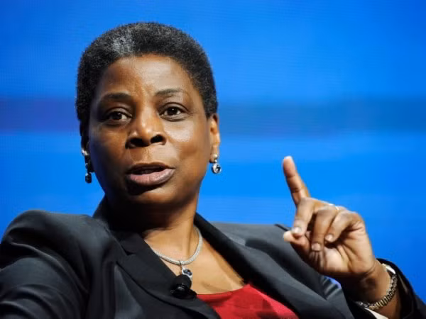 10. Ursula Burns Công ty: Xerox Giá trị công ty: 9,915 tỷ USD Năm 2009, Ursula Burns đã trở thành người phụ nữ Mỹ gốc Phi đầu tiên là Giám đốc điều hành của một công ty trong danh sách Fortune 500. Ursula Burns tham gia Xerox từ năm 1980 với tư cách là một thực tập viên trong ngành cơ khí. Công ty của bà sử dụng hơn 140.000 nhân viên và có khách hàng tại hơn 160 quốc gia. Trong năm 2010, Tổng thống Barack Obama đã bổ nhiệm Burns vào chức Phó Chủ tịch Hội đồng xuất khẩu của Tổng thống. 10. Ursula Burns Công ty: Xerox Giá trị công ty: 9,915 tỷ USD Năm 2009, Ursula Burns đã trở thành người phụ nữ Mỹ gốc Phi đầu tiên là Giám đốc điều hành của một công ty trong danh sách Fortune 500. Ursula Burns tham gia Xerox từ năm 1980 với tư cách là một thực tập viên trong ngành cơ khí. Công ty của bà sử dụng hơn 140.000 nhân viên và có khách hàng tại hơn 160 quốc gia. Trong năm 2010, Tổng thống Barack Obama đã bổ nhiệm Burns vào chức Phó Chủ tịch Hội đồng xuất khẩu của Tổng thống.