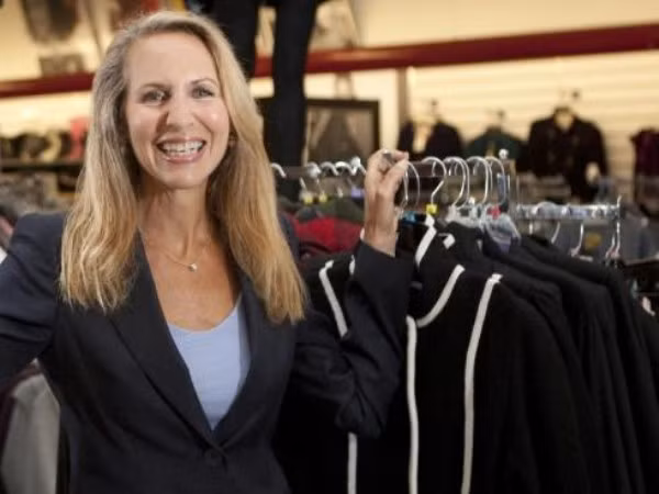 6. Carol Meyrowitz Công ty: TJX Companies Giá trị công ty: 33,309 tỷ USD Carol Meyrowitz tham gia TJX vào năm 1983 và trở thành CEO của công ty này vào năm 2005. Bà cũng trở thành thành viên Hội đồng quản trị một năm sau đó. TJX hoạt động với hơn 2.900 cửa hàng bán lẻ giá rẻ, bao gồm các thương hiệu TJ Maxx, Marshalls, Home Goods. 6. Carol Meyrowitz Công ty: TJX Companies Giá trị công ty: 33,309 tỷ USD Carol Meyrowitz tham gia TJX vào năm 1983 và trở thành CEO của công ty này vào năm 2005. Bà cũng trở thành thành viên Hội đồng quản trị một năm sau đó. TJX hoạt động với hơn 2.900 cửa hàng bán lẻ giá rẻ, bao gồm các thương hiệu TJ Maxx, Marshalls, Home Goods.