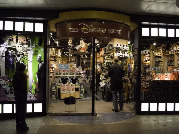 3. Disney Giá trị thương hiệu: 27,4 tỷ USD Giảm 5% so với năm ngoái Disney đã tổ chức lại hệ thống cửa hàng của mình trên toàn thế giới, bao gồm cả việc mở rộng các trò chơi tương tác cho trẻ em nhằm mang lại những trải nghiệm thú vị cho khách hàng.