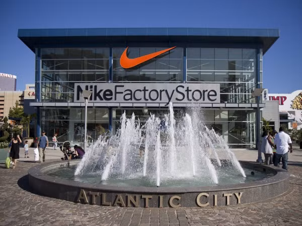 7. Nike Giá trị thương hiệu: 15,1 tỷ USD Tăng 4% so với năm ngoái Thị trường của Nike lớn nhất là ở Mỹ, đứng đầu về doanh thu bán đồ thể thao trong năm nay. Thương hiệu Nike cũng được rất nhiều vận động viên Olympic ưa chuộng.
