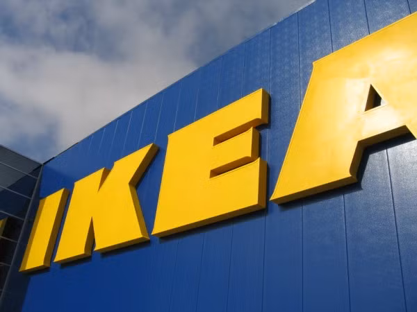 8. IKEA Giá trị thương hiệu: 12,8 tỷ USD Tăng 8% so với năm ngoái Gã khổng lồ đồ nội thất Thụy Điển đã đạt được lợi nhuận kỷ lục năm ngoái và được đầu tư mở rộng ra quốc tế. Do đó, con số tăng trưởng của thương hiệu này sẽ không ngừng lại trong tương lai.
