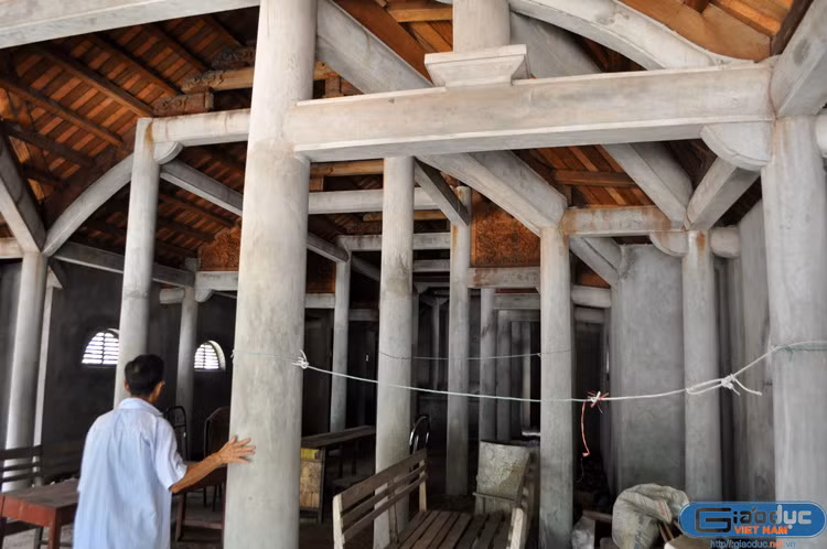 Không chỉ có chùa Chi Đông mà cả đền Chi Đông (cũng được cấp giấy chứng nhận di tích quốc gia cùng chùa Chi Đông) tuy nhiên, nó đã bị xây dựng lại toàn bộ. Cột gỗ đã được thay thế bằng cột bê-tông cốt thép.