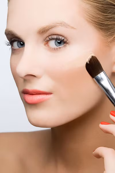 1. Một trong những nguyên tắc quan trọng và cơ bản nhất là bạn phải chọn kem nền và kem che khuyết điểm có cùng tông màu với màu da tự nhiên của bạn. (Ảnh: vietbao) Xem thêm: Bí quyết trang điểm tại nhà / Nghệ thuật chăm sóc da.
