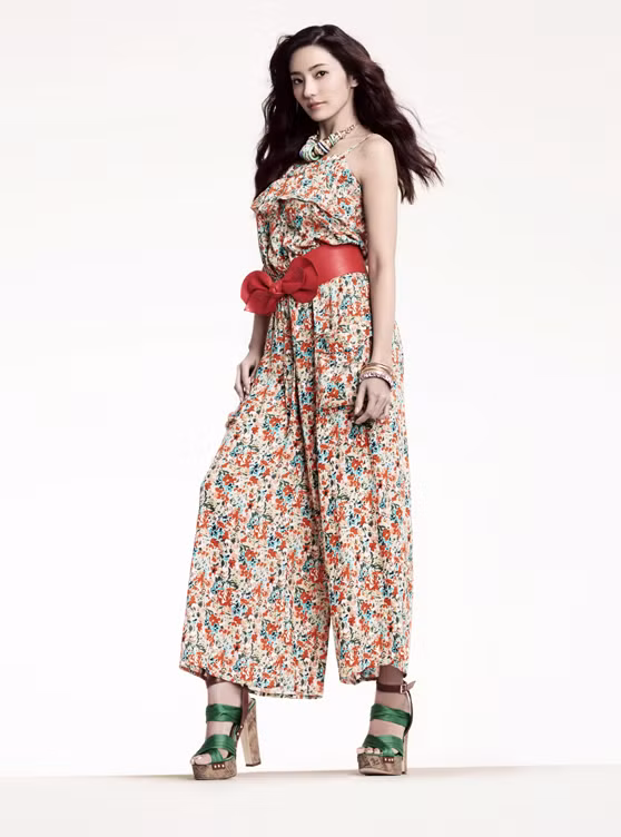 Lạ lẫm, thời thượng với style áo liền quần dáng thụng. Nếu bạn sở hữu vóc dáng mảnh mai, hãy mạnh dạn diện style này cho buổi hẹn hò cuối tuần nhé. (Ảnh: Baidu) Xem thêm: Váy áo tuyệt xinh đón hè 2012 / Sơ mi cho quý cô công sở. Lạ lẫm, thời thượng với style áo liền quần dáng thụng. Nếu bạn sở hữu vóc dáng mảnh mai, hãy mạnh dạn diện style này cho buổi hẹn hò cuối tuần nhé. (Ảnh: Baidu) Xem thêm: Váy áo tuyệt xinh đón hè 2012 / Sơ mi cho quý cô công sở.
