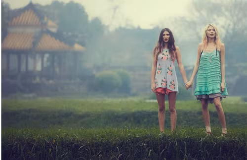 Sự kết hợp độc đáo giữa vẻ đẹp Á Đông và vẻ đẹp Tây Phương hiện đại. (Ảnh: tiin) Xem thêm: Mix đồ cho quý cô công sở/ Diện sơ mi đẹp như Thanh Hằng. Sự kết hợp độc đáo giữa vẻ đẹp Á Đông và vẻ đẹp Tây Phương hiện đại. (Ảnh: tiin) Xem thêm: Mix đồ cho quý cô công sở/ Diện sơ mi đẹp như Thanh Hằng.
