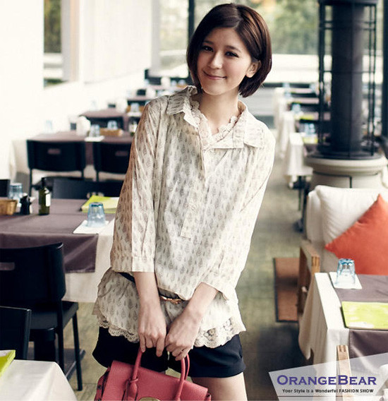 Dịu dàng, thanh lịch với sơ mi thụng cổ Đức. Diện chiếc áo này, các nàng gầy khỏi lo bị "săm soi" là mỏng manh vì mọi sự chú ý đã được dồn vào... họa tiết bèo hoa hết. Xem thêm: Váy tuyệt xinh cho quý cô công sở/ Thời trang Hồ Ngọc Hà