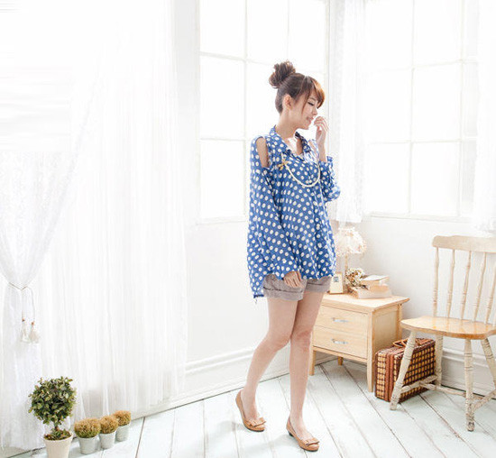 Cũng là sơ mi chấm bi, nhưng khi được cách tân với phần vai áo khoét tròn, chiếc áo này trở nên ngộ nghĩnh và trẻ trung bất ngờ. Xem thêm: Váy tuyệt xinh cho quý cô công sở/ Thời trang Hồ Ngọc Hà