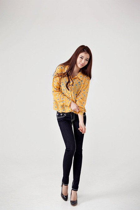 Sơ mi thụng sắc màu tươi tắn, kết hợp với quần jeans côn ống thật năng động và khỏe khoắn. Xem thêm: Váy tuyệt xinh cho quý cô công sở/ Thời trang Hồ Ngọc Hà