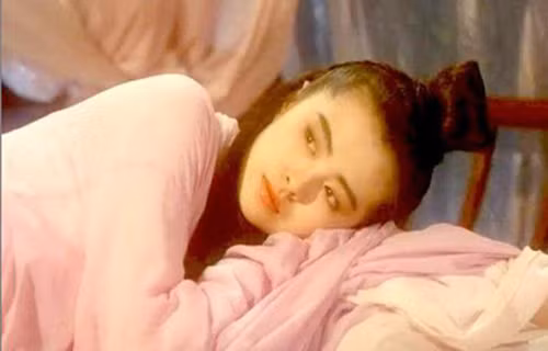 Vương Tổ Hiền trong Thiện nữ u hồn (1987). Vẻ đẹp này không chỉ mê hoặc các đấng mày râu trong phim mà còn làm chao đảo trái tim của hàng triệu đấng mày râu ngoài đời thực. (Ảnh: eva) Xem thêm: Sao hoa ngữ đẹp hút hồn/ Mỹ nhân facebook Việt.