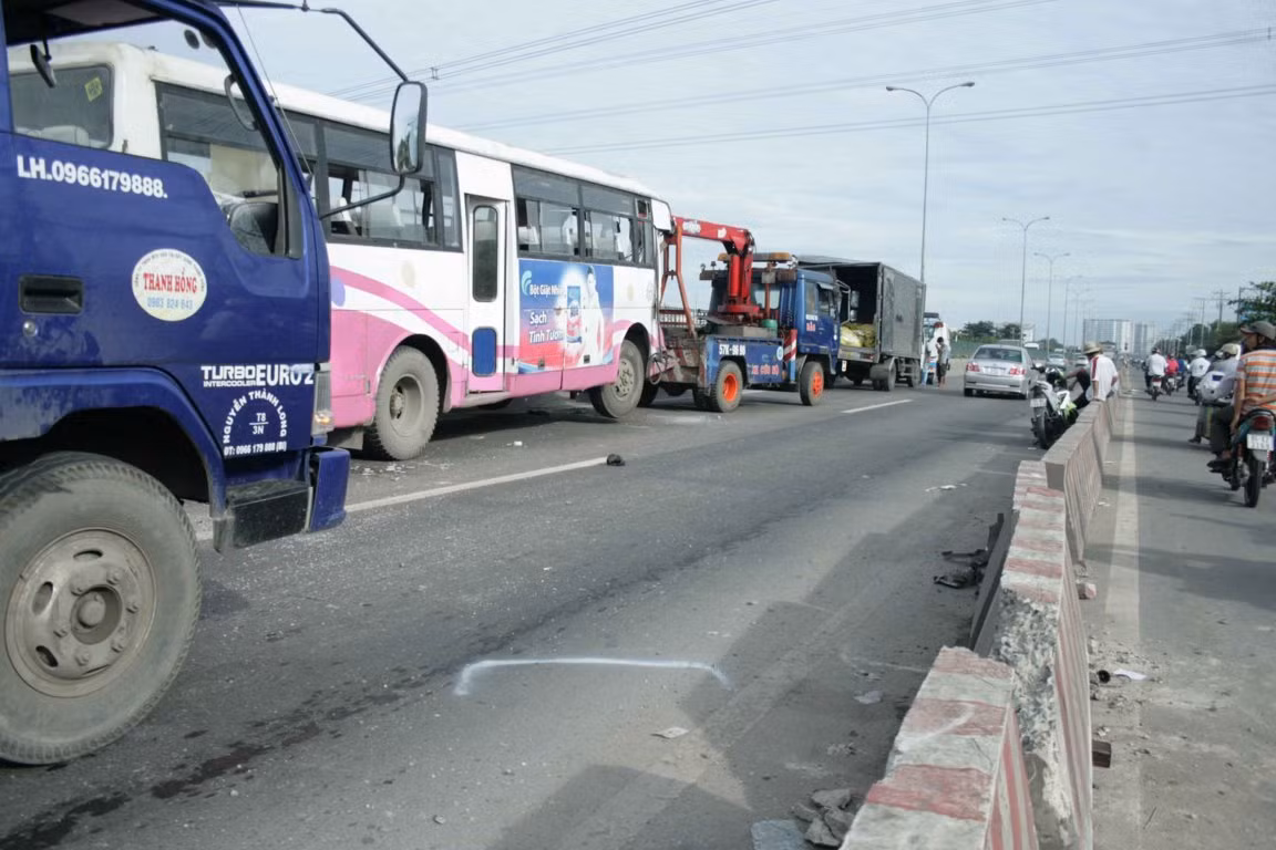 Nhiều dải phân cách bị bay ra khỏi hàng