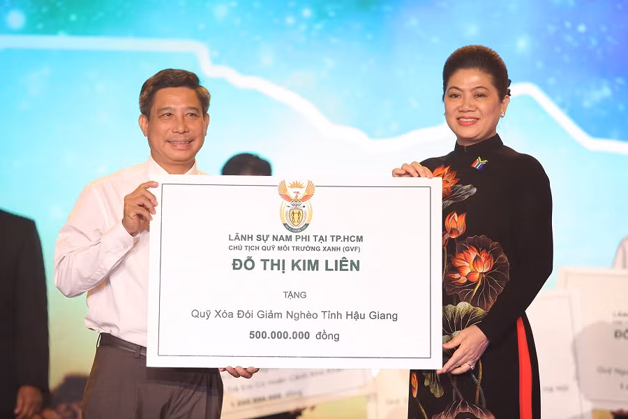Lãnh sự Đỗ Thị Kim Liên chia sẻ với người nghèo tỉnh Hậu Giang.