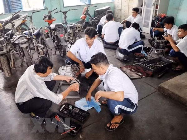 Người nghiện được học nghề trong thời gian cai nghiện để sẵn sàng hòa nhập với cộng đồng sau cai. (Ảnh: TTXVN) Người nghiện được học nghề trong thời gian cai nghiện để sẵn sàng hòa nhập với cộng đồng sau cai. (Ảnh: TTXVN)